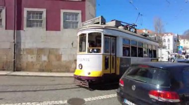 Portekiz, Lizbon, 15 Mart 2023, Tram 28. Güzel bir şehrin sokakları. Lizbon Tramvayı turistik bir eğlence ve toplu taşıma aracı.