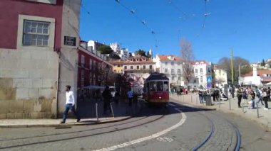 Portekiz, Lizbon, 15 Mart 2023, Tram 28. Güzel bir şehrin sokakları. Lizbon Tramvayı turistik bir eğlence ve toplu taşıma aracı.