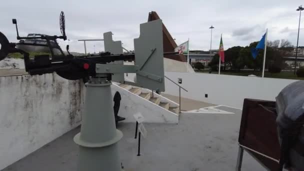 葡萄牙 里斯本 2023年3月16日 伟大的成功堡垒的观点 展览在博物馆 博物馆里的军事装备 — 图库视频影像