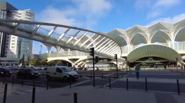 Portekiz, Lizbon, 15 Mart 2023: Oriente bölgesinde bir binanın görüntüsü. Araba trafiği.