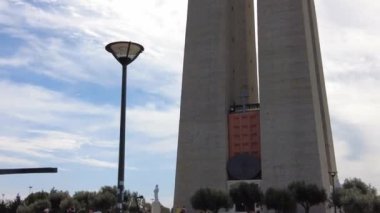 Lizbon, Portekiz - Mart 2023: Kral İsa 'nın (Almada) heykeli. Kral İsa 'nın Sığınağı