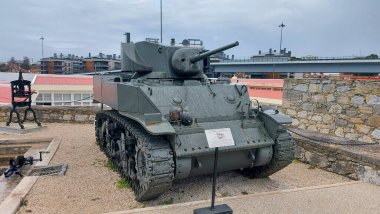 Portekiz, Lizbon, 16 Mart 2023: Büyük Başarı Kalesi manzarası, müzede sergiler. Müzedeki askeri teçhizat. Bom Sucesso Kalesi Lisbao. Forte do Bom Sucesso