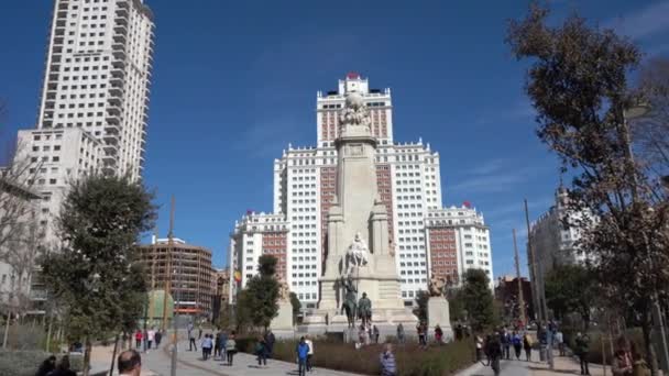 Madrid Espanha Março 2023 Vista Plaza Espaa Pessoas Frente Monumento — Vídeo de Stock