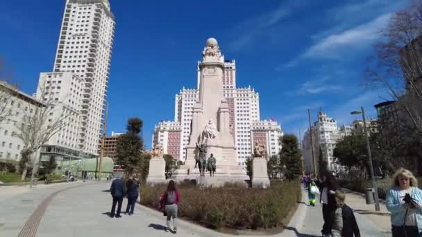 マドリード スペイン 2023年3月13日 スペイン広場の眺め 広場の記念碑の前の人々 セルバンテス記念碑 — ストック動画