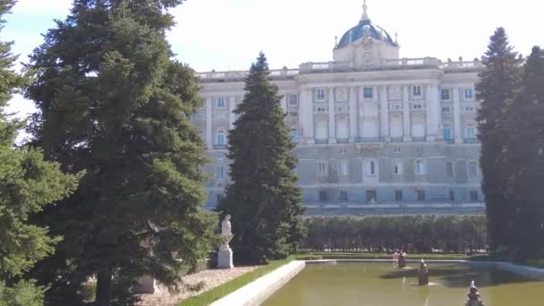 ジャン ピエール ダレーラ宮殿前の庭園の眺め — ストック動画