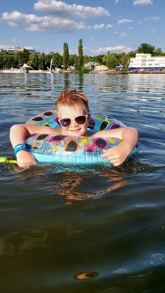 República Checa Brno Junio 2023 Niño Con Círculo Baña Lago — Foto de Stock