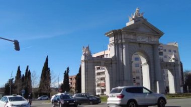 İspanya, Madrid - 13 Mart 2023 Toledo 'nun tarihi kapısının görüntüsü. Araba trafiği.