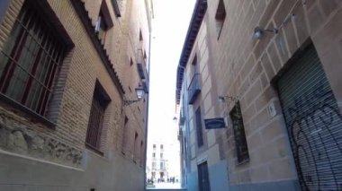 İspanya, Madrid, 13 Mart 2023, şehrin caddelerinin görüntüsü. Antik evler. Dar sokaklar.