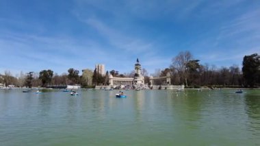 Retiro Park 'ın büyük göletinin manzarası. Göldeki Buen Retiro park tekneleri. Parkta dinlen..