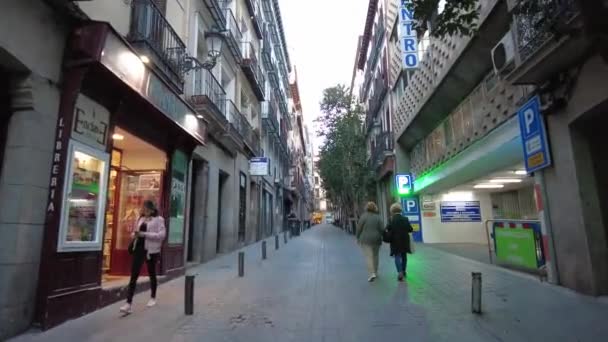 Испания Мадрид Марта 2023 Года Узкая Улица Центре Города Вход — стоковое видео