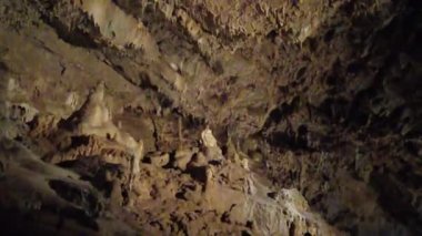 Blansko bölgesi, Çek Cumhuriyeti - 25 Şubat 2023: Punkva Mağaraları. Moravian Karst Mağaraları. Stolognitler, yeraltı dünyası..