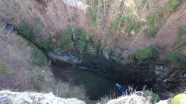 Blansko bölgesi, Çek Cumhuriyeti - 25 Şubat 2023: Punkva Mağaraları. Moravian Karst Mağaraları. Kaya, dağlardaki orman