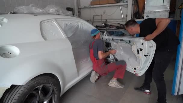 Kij Ukraina Sierpnia 2023 Malarnia Stacji Samochodowej Właściciel Lakierni Malowanie — Wideo stockowe