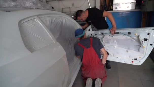 Kij Ukraina Sierpnia 2023 Malarnia Stacji Samochodowej Właściciel Lakierni Malowanie — Wideo stockowe