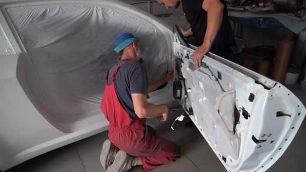 乌克兰基辅 2023年8月12日 汽车加油站的油漆店 油漆店老板 在油漆间里画一辆汽车油漆后拆开的汽车 — 图库视频影像