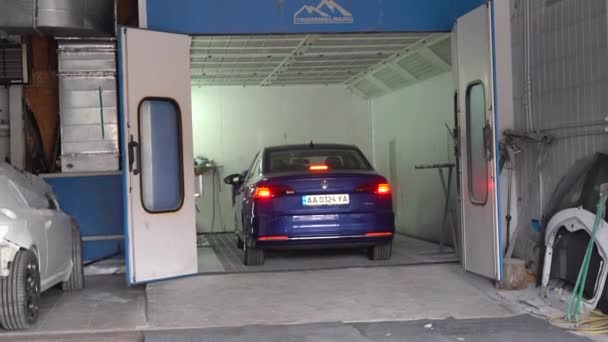 Kyjev Ukrajina Srpna 2023 Rozbité Auto Čerpací Stanici Rozbité Auto — Stock video