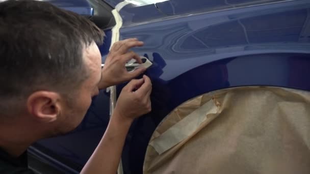 Kyiv Ukrayna Ağustos 2023 Araba Tamirhanesinde Boyacı Boya Dükkanının Sahibi — Stok video
