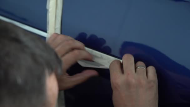 乌克兰基辅 2023年8月12日 汽车加油站的油漆店 油漆店的店主把汽车准备好准备作画 在油漆间里画汽车 — 图库视频影像
