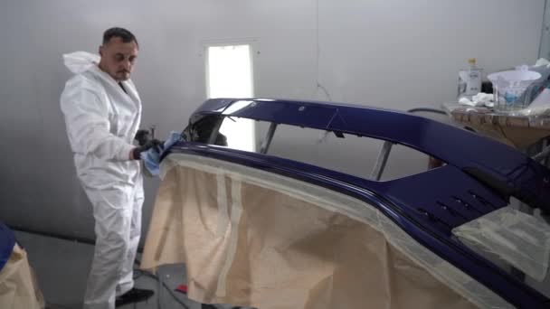 乌克兰基辅 2023年8月12日 汽车加油站的油漆店 油漆店的主人把汽车漆成了油漆 在油漆间里画汽车 — 图库视频影像