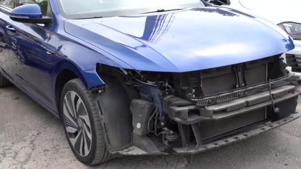 Κίεβο Ουκρανία Αυγούστου 2023 Ένα Σπασμένο Αυτοκίνητο Ένα Βενζινάδικο Σπασμένο — Αρχείο Βίντεο