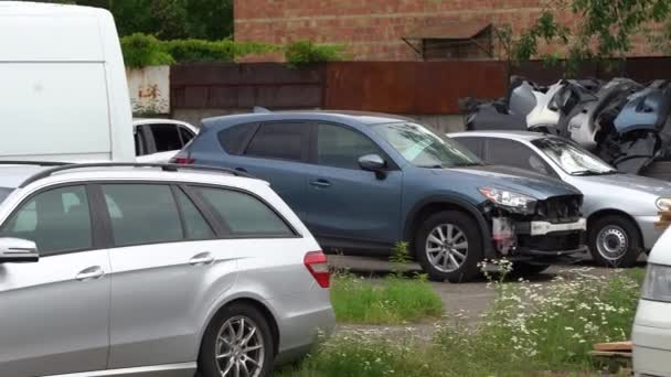 Kyjev Ukrajina Srpna 2023 Rozbité Auto Čerpací Stanici Rozbité Auto — Stock video