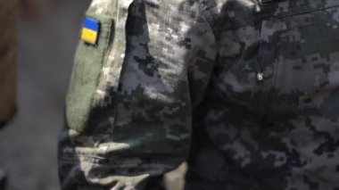 Ukrayna, Warzone, 29 Ağustos 2023: Savunma siperlerindeki Ukrayna askerleri. Rusya 'nın Ukrayna' ya karşı savaşı. Savunma siperleri duman altında. Savaş sırasında Ukrayna askerleri saldırıya hazırlanıyor..