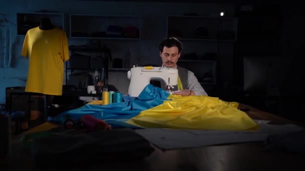 乌克兰基辅 2023年10月 一名裁缝在缝纫工作室缝制乌克兰国旗 缝纫机缝制乌克兰国旗 蓝色和黄色面料一起缝制 — 图库视频影像