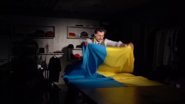 Kyiv Ukraine October 2023 Tailor Sews Ukrainian Flag Sewing Studio — Stock Video