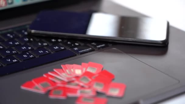 Muitos Cartões Sim Teclado Laptop Fazenda Bot Cartões Gsm Móveis — Vídeo de Stock