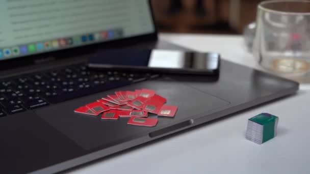 Viele Sim Karten Auf Einer Laptop Tastatur Bot Farm Mobiles — Stockvideo