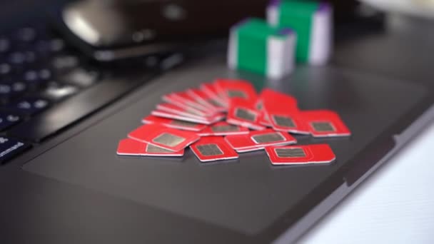 Sok Sim Kártya Egy Laptop Billentyűzetén Bot Farm Mobil Gsm — Stock videók