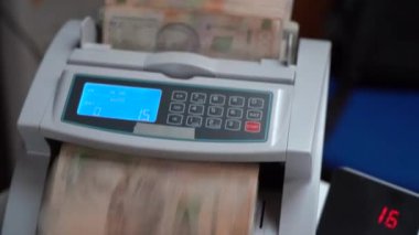 Banknotlar için sayma makinesi. Ukrayna parası bir hesap makinesinde. Ukrayna para biriminin dönüştürülmesi. Ukrayna parası banknotlar için bir makine tarafından sayılır. Ukrayna Hryvnia 'sı.