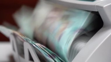 Banknotlar için sayma makinesi. Ukrayna parası bir hesap makinesinde. Ukrayna para biriminin dönüştürülmesi. Ukrayna parası banknotlar için bir makine tarafından sayılır. Ukrayna Hryvnia 'sı.