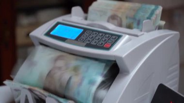 Banknotlar için sayma makinesi. Ukrayna parası bir hesap makinesinde. Ukrayna para biriminin dönüştürülmesi. Ukrayna parası banknotlar için bir makine tarafından sayılır. Ukrayna Hryvnia 'sı.