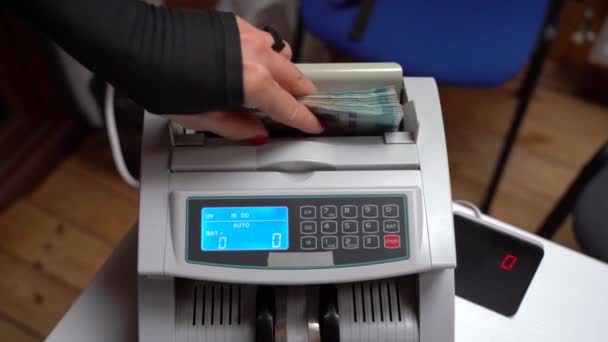 Máquina Contadora Billetes Dinero Ucraniano Una Máquina Calculadora Conversión Moneda — Vídeo de stock
