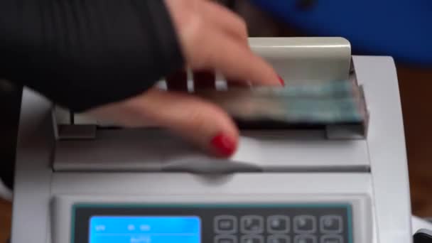 Máquina Contagem Notas Dinheiro Ucraniano Numa Máquina Calcular Conversão Moeda — Vídeo de Stock