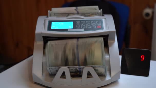 紙幣のためのカウント機械 ウクライナ銀行券カウントマシン カウントマシンにおけるアメリカのお金 通貨変換について アメリカのドルは紙幣機によって数えられます 100 Dのスタック — ストック動画