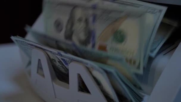 钞票的取款机 乌克兰钞票计数机 美国的钱在一个计数机 货币兑换 美元是用钞票取款机计数的 Stack Hundred — 图库视频影像