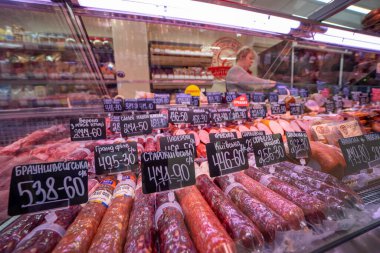 Sumy, Ukrayna - 21 Aralık 2023: Et ürünleri mağazası. Bir markette sergilenen sosisler. Sosis fiyat etiketleri