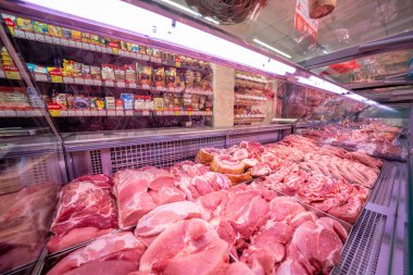 Sumy, Ukrayna - 21 Aralık 2023: Et ürünleri mağazası. Bir markette sergilenen sosisler. Sosis fiyat etiketleri