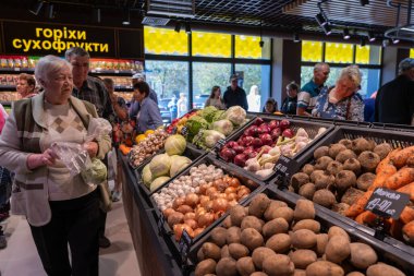 Ukrayna, Bila Tserkva, Kiev bölgesi - 01 Mayıs 2024: Müşteriler bir dükkandan meyve satın alıyor. Markette meyve vitrinleri.
