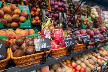 Ukrayna, Bila Tserkva, Kiev bölgesi - 01 Mayıs 2024: Müşteriler bir dükkandan meyve satın alıyor. Markette meyve vitrinleri.