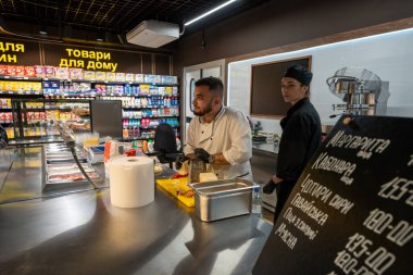 Ukrayna, Bila Tserkva, Kiev bölgesi - 01 Mayıs 2024: Bir markette pizza pişirmek. Bir pizzacı pizza hazırlar..