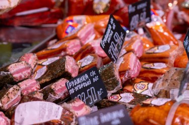 Ukrayna, Bila Tserkva, Kyiv bölgesi - 01 Mayıs 2024: Müşteriler bir mağazadan gıda ürünleri satın alıyor. Markette et ve sosisli gösteriler.