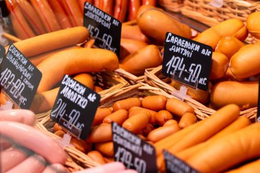 Ukrayna, Bila Tserkva, Kyiv bölgesi - 01 Mayıs 2024: Müşteriler bir mağazadan gıda ürünleri satın alıyor. Markette et ve sosisli gösteriler.