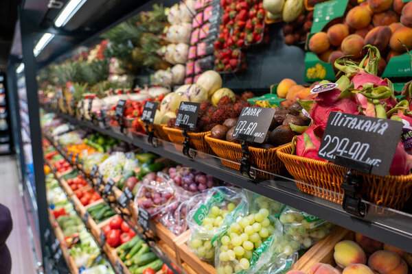 Украина, Белая Церковь, Киевская область - 01 мая 2024 года: Клиенты покупают фрукты в магазине. Фрукты в продуктовом магазине.