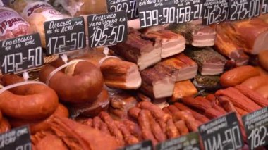 Sumy, Ukrayna - 21 Aralık 2023: Et ürünleri mağazası. Bir markette sergilenen sosisler. Sosis fiyat etiketleri