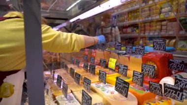 Sumy, Ukrayna - 21 Aralık 2023: Et ürünleri mağazası. Peynir ürünleri bir markette sergileniyor. Peynir için fiyat etiketleri