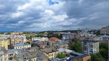 Ukrayna, Kyiv - 24 Haziran 2024: Şehir manzarası yukarıdan görünüyor. İkametgah sahibi şehir merkezi.