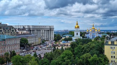 Ukrayna, Kyiv - 24 Haziran 2024: Şehir manzarası yukarıdan görünüyor. Mikhailovskaya Meydanı. St. Michael Katedrali 'nin çan kulesi. Dışişleri Bakanlığı binası. Ukrayna Dışişleri Bakanlığı.